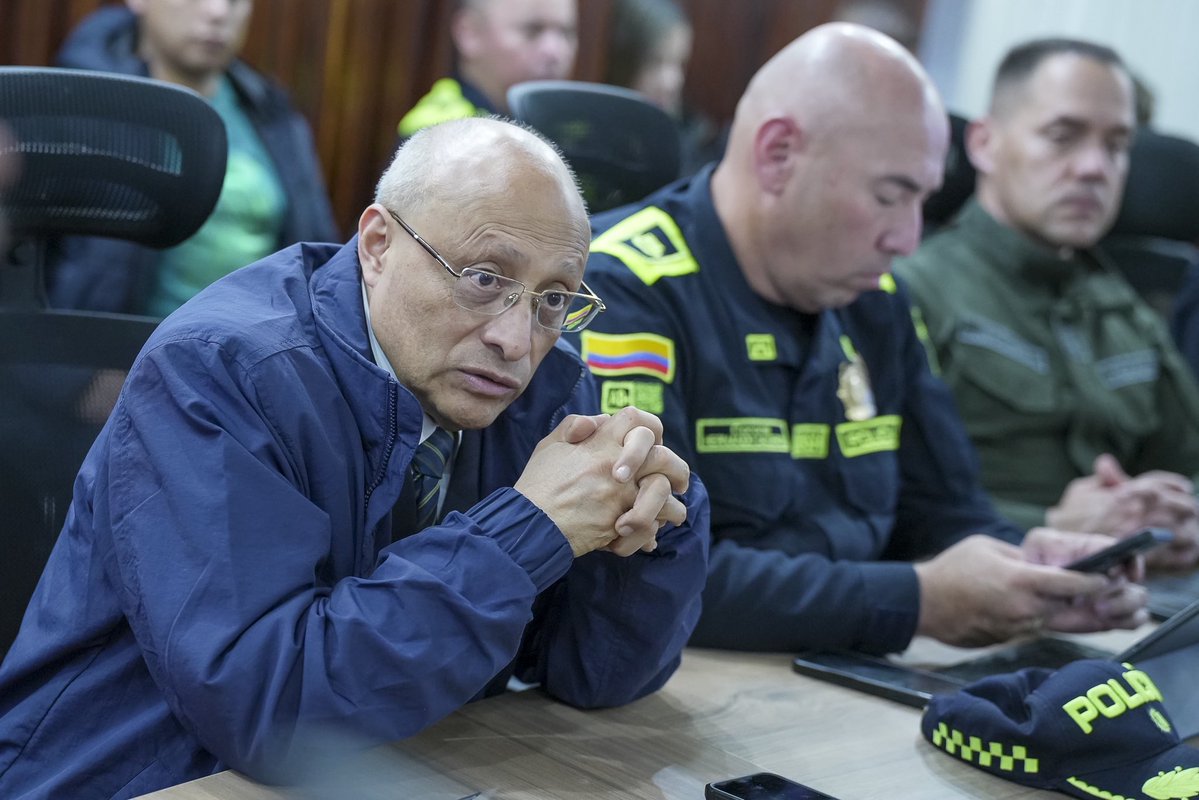 LuisAlfonsoEsc's tweet image. #AEstaHora instalamos Consejo Extraordinario de Seguridad.

Tomamos decisiones junto a las autoridades del departamento frente a los hechos recientes de orden público que afectan la movilidad y la seguridad en el suroccidente del país.

Nuestra prioridad es garantizar la conexión