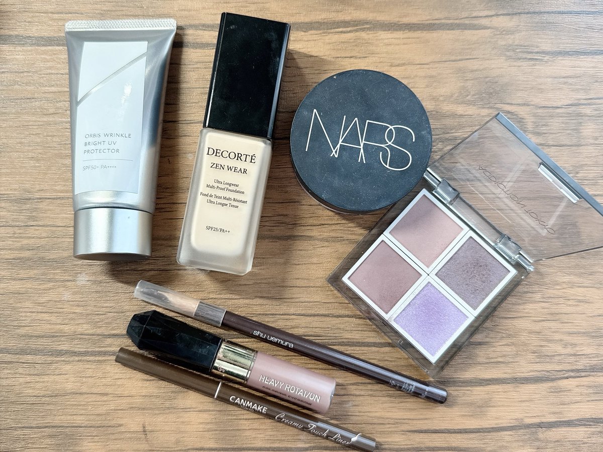 choco_02_'s tweet image. ADDICTIONパレットの左上と右下を使って今日は珍しくグラデではなくサッと塗って終わり😌
右下のキラッキラのラメがカメラ通すと見えないの残念すぎるけどめちゃめちゃかわいいんだよ🥹✨
#motd #今日のメイク