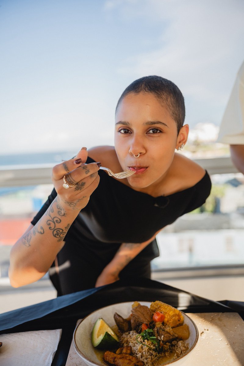 boriliciouss's tweet photo. Ya puedes escuchar Amor & Droga 💿 mientras intentas está receta 👇🏼🔥
https://t.co/DaExPFB976
-
Ingredientes
Carne
2 lb de carne de res
2 cucharadas de vinagre blanco
2 cucharadas de aceite de achiote
1 cucharada de sal
1 cucharada de adobo
1 cucharada de aceite de aguacate
Sofrito
2 cucharadas de aceite de achiote
1/2 cebolla amarilla
4 dientes de ajo
6 hojas de recao’
6 ajíes dulces
4 tomates cherry
1 cucharadita de sal
1 taza de vino tinto
Guiso
4 tazas de caldo de res
4 tazas de agua
1 cucharadita de sal
1 cucharadita de adobo
4 hojas de laurel
1 ramita de orégano
2 papas amarillas
2 mazorcas
1 zanahoria
-
Procedimiento
1. Adoba la carne y déjala marinando. 
2. Sella la carne a fuego medio con aceite de aguacate.
3. Saca la carne y ahí mismo pon el sofrito.
4. Sofríe por 4 minutos y termina con la reducción de vino tinto por 4 minutos más.
5. Añade de vuelta la carne, junto con el caldo, el agua, los condimentos y los aromáticos.
6. Mezcla, tapa y deja hirviendo a fuego medio por 1 hora y 30 minutos. 
7. Agrega las papas, la zanahoria y las mazorcas cortadas. Deja que hierva por 1 hora más.
-
Métele con Bori y Toki #búkutu