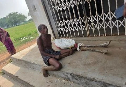 DeshbandhuMp's tweet image. deshbandhump.com/post/in-odisha…
ओडिशा में बहन का कंकाल कंधे पर लादकर बैंक पहुंचा भाई, 3km पैदल चला, देखें फोटो
#OdishaNews #Humanity #BankingSystem #Keonjhar #ShockingIncident #OdishaPolice #SystemFailure #ViralNews 
@CMO_Odisha @MoSarkarOdisha @odisha_police