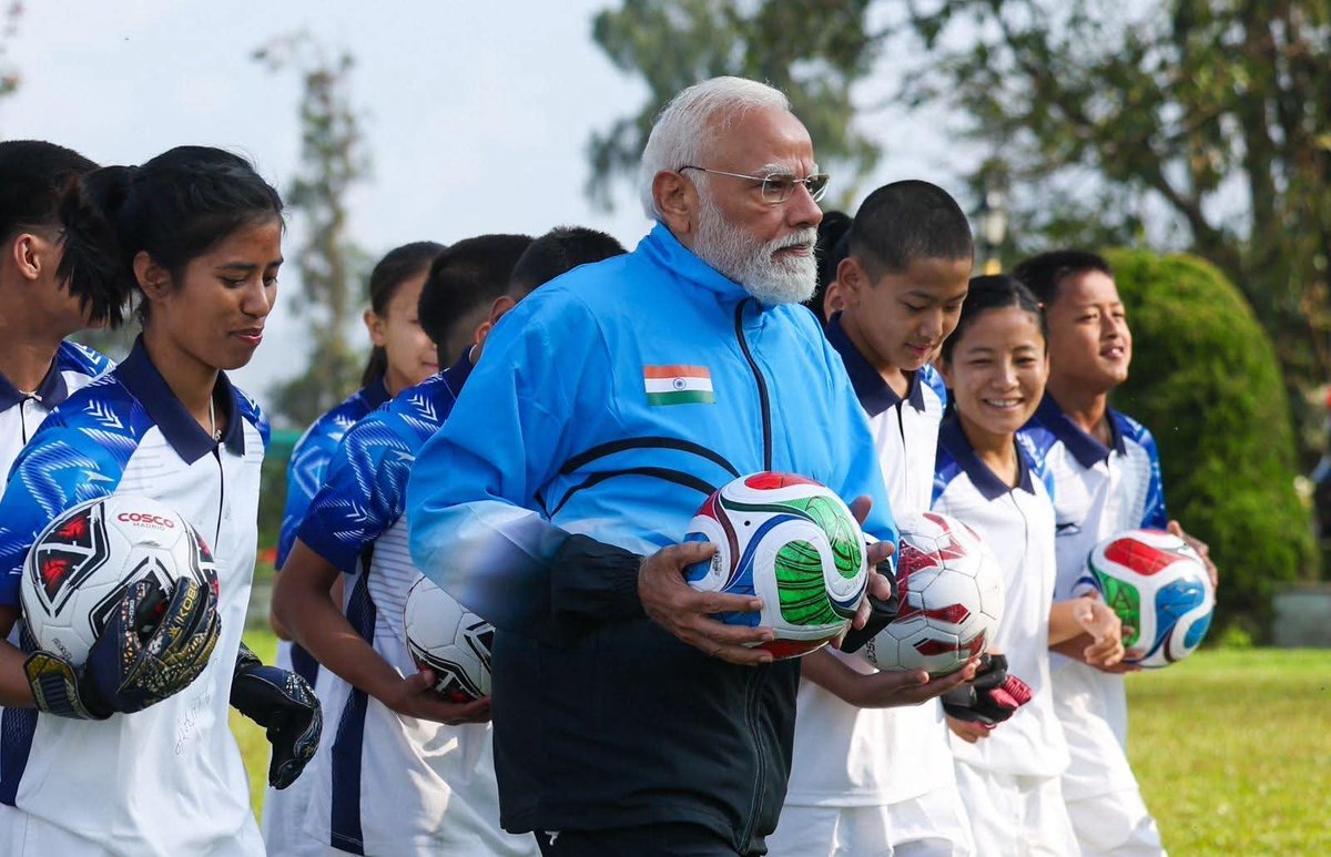 MP_MyGov's tweet image. Energy, Enthusiasm, and the true spirit of sports ⚽✨

PM @narendramodi plays football with youngsters in Gangtok, inspiring fitness, connection, and youth empowerment.

Building a stronger New India, on and off the field.

#FitIndia #NewIndia #YouthPower #Sikkim