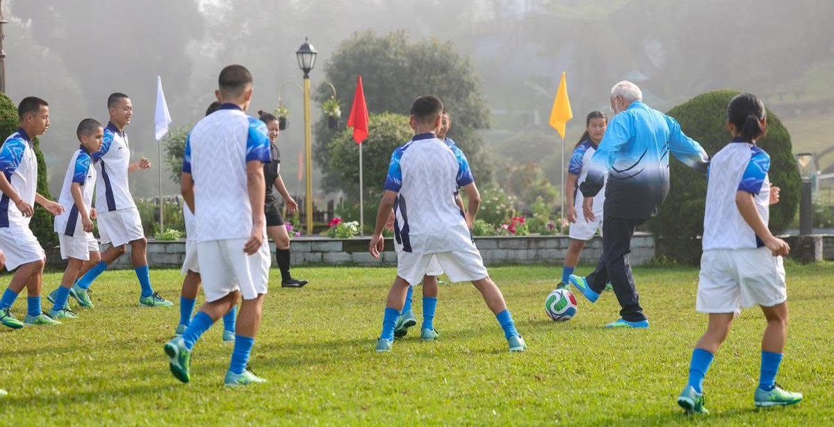 MP_MyGov's tweet image. Energy, Enthusiasm, and the true spirit of sports ⚽✨

PM @narendramodi plays football with youngsters in Gangtok, inspiring fitness, connection, and youth empowerment.

Building a stronger New India, on and off the field.

#FitIndia #NewIndia #YouthPower #Sikkim