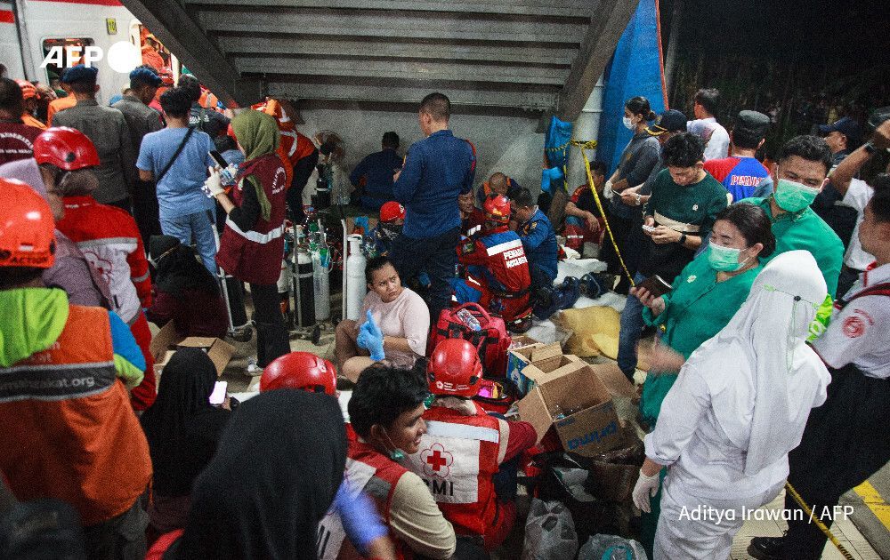 Death toll from train crash in Indonesia rises to 14.

Rescue crews continue to search the mangled carriages after a long-distance train smashed into a stationary commuter train overnight east of the capital Jakarta

u.afp.com/SaxE