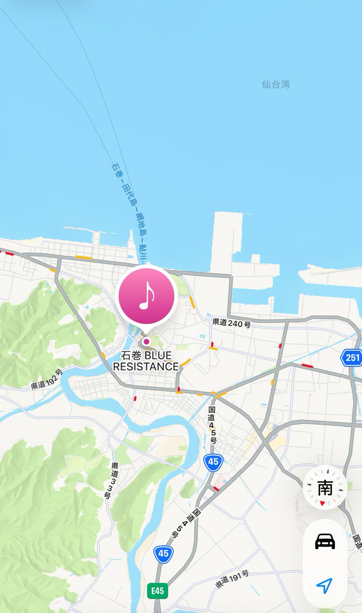 Fu_kaname's tweet photo. 明日、はじめて宮城県に歌いに行きます

主催の芋煮ロックフェス國井さんが石巻に対する言葉綴ってらっしゃるので読んでみてね(3枚目)

会場、めちゃくちゃ海沿いだ(2枚目)

私は東日本大震災発生当時東京の小学一年生でした、大きな揺れを経験したものの、家族には負傷者などはおらず、個人的感覚としては、（当時幼かったこともありますが）その悲惨のあくまで第三者、のような心地でした、それは他人事だから蔑ろにする、という意味のそれではなく、経済力や影響力がある人間でもないという点で明らかに無力だし、無闇に触れることが被災地の人々にとって失礼にあたるのか、はたまた、触れないことが失礼なのか、なんというか、結果的に私の中で触れづらいものという形で残っています、ただ、國井さんが仰っているように、何も出来なくても、何もやらないよりはマシで、「自分にしかできないことで世界を明るくしよう」、これ、本当に素晴らしい言葉だと思います。エゴだったとしても、です。私もそう在りたい、どう思われたとしても。

人生ではじめてこの目で東北の被災経験のある海を見たのは大学2年生の夏休み、友人と宮沢賢治の聖地巡礼をするために向かった岩手県にて、浄土ヶ浜。瓦礫や土砂は12年の時を経てすっかり跡形もなくなっていましたが、自然の荘厳さ恐ろしさが今も確として横たわるあのなんとも言えない感じ、やはり歌にしたくて、で、歌にしたのが、『ただし、透き通っている緑のような』という曲です。
明日歌います

🎫 https://t.co/yIvsxHHFHD 🎫
叶芽フウカは17:20〜18:00
お待ちしておりますね