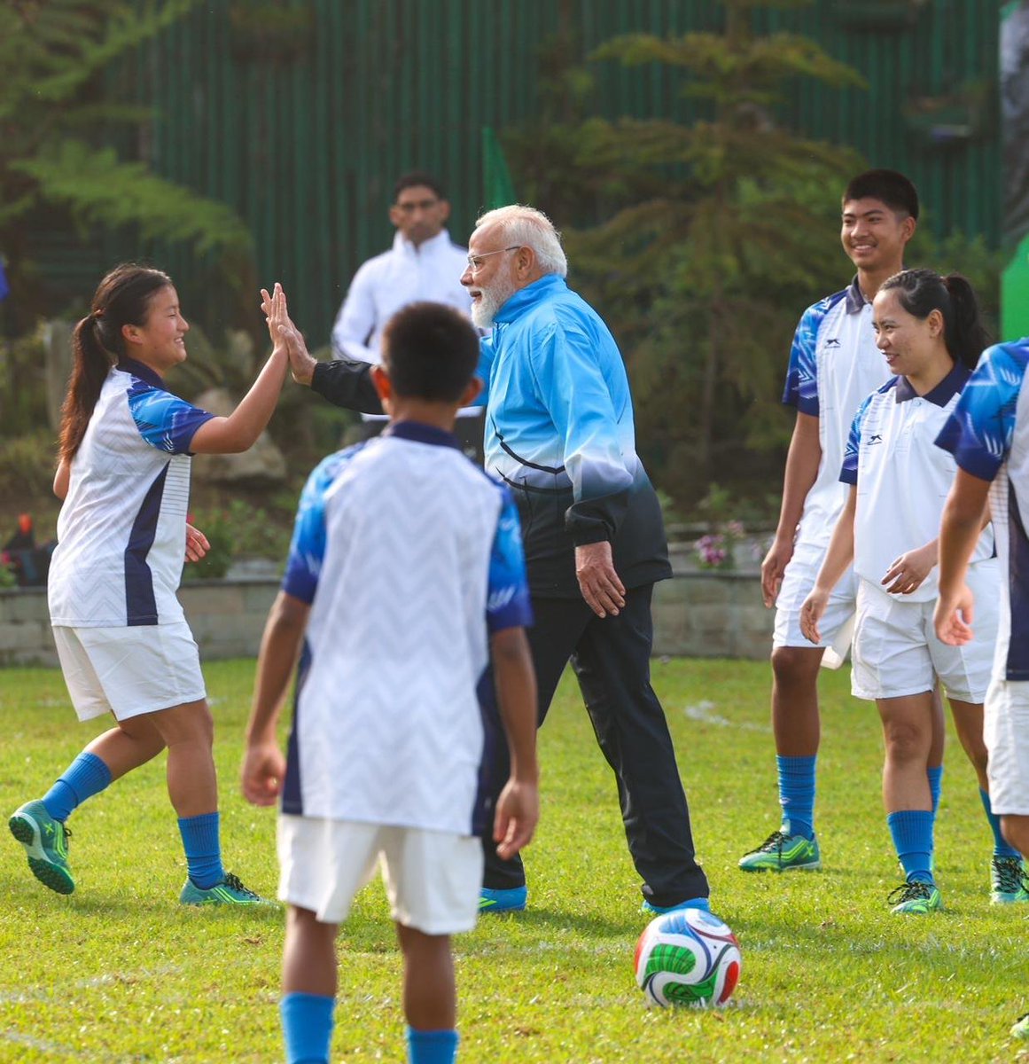 Nher_who's tweet image. Kuch din pehle Jhal Muri kha rha tha

Phir din bhar photography kiya

Aaj subah se football khel Raha hai

Phir bolta hai mein 18 ghante kaam karta hu

Gazab ch. kaat rakha hai is aadmi ne logo ka