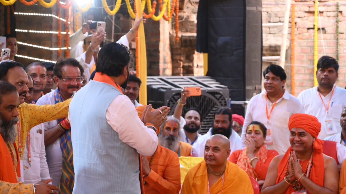RamayanResearch's tweet photo. #संकल्पसीतामढ़ी #जयसीताराम #माई

25 अप्रैल 2026 : सीतामढ़ी के अति प्राचीन श्रीरामजानकी मठ (राघोपुर बखरी स्थित) के जीर्णोद्धार हेतु शिलापूजन समारोह के कुछ दृश्य ...
शरणागतदीनार्तपरित्राणपराणये। 
सर्वस्वरूपे सर्वेशे सर्वशक्तिसमन्विते।
भयेभ्यस्त्राहि नो देवि दुर्गे देवि नमोऽस्तु ते॥ https://t.co/HS3xgbxBTu