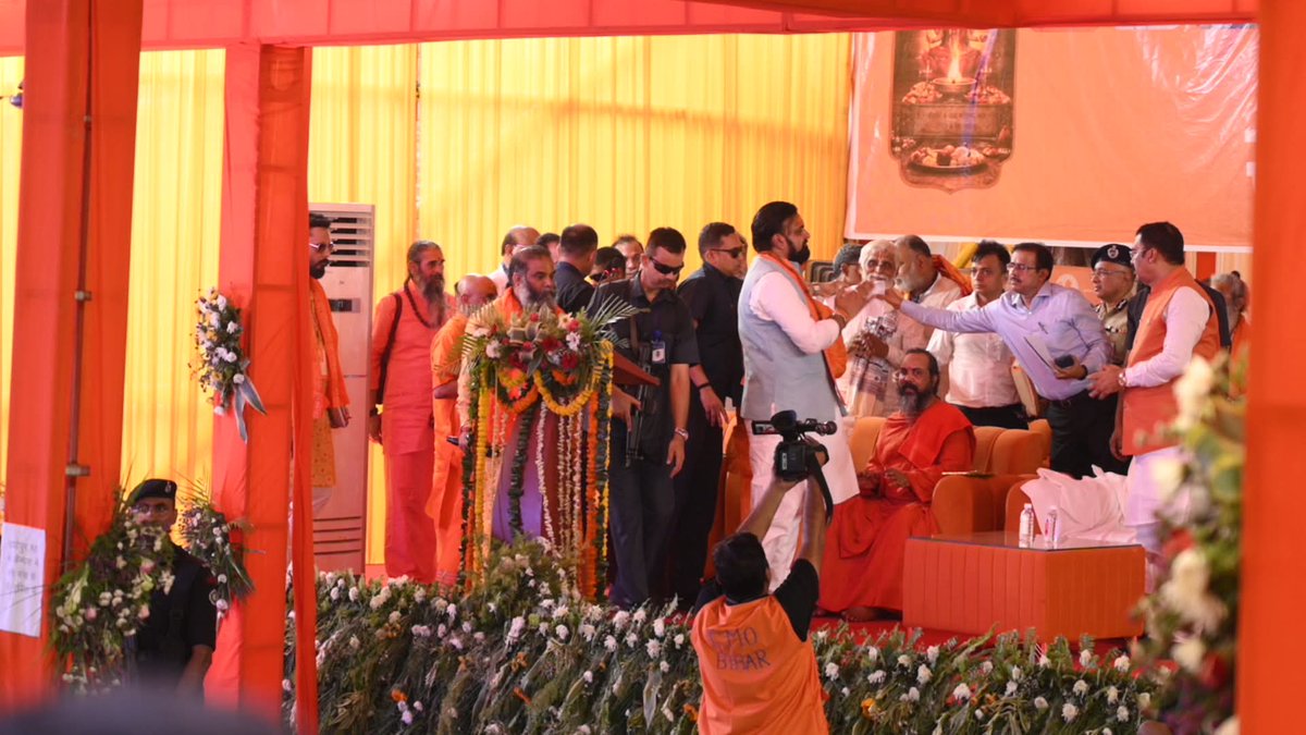 RamayanResearch's tweet photo. #संकल्पसीतामढ़ी #जयसीताराम #माई

25 अप्रैल 2026 : सीतामढ़ी के अति प्राचीन श्रीरामजानकी मठ (राघोपुर बखरी स्थित) के जीर्णोद्धार हेतु शिलापूजन समारोह के कुछ दृश्य ...
शरणागतदीनार्तपरित्राणपराणये। 
सर्वस्वरूपे सर्वेशे सर्वशक्तिसमन्विते।
भयेभ्यस्त्राहि नो देवि दुर्गे देवि नमोऽस्तु ते॥ https://t.co/HS3xgbxBTu