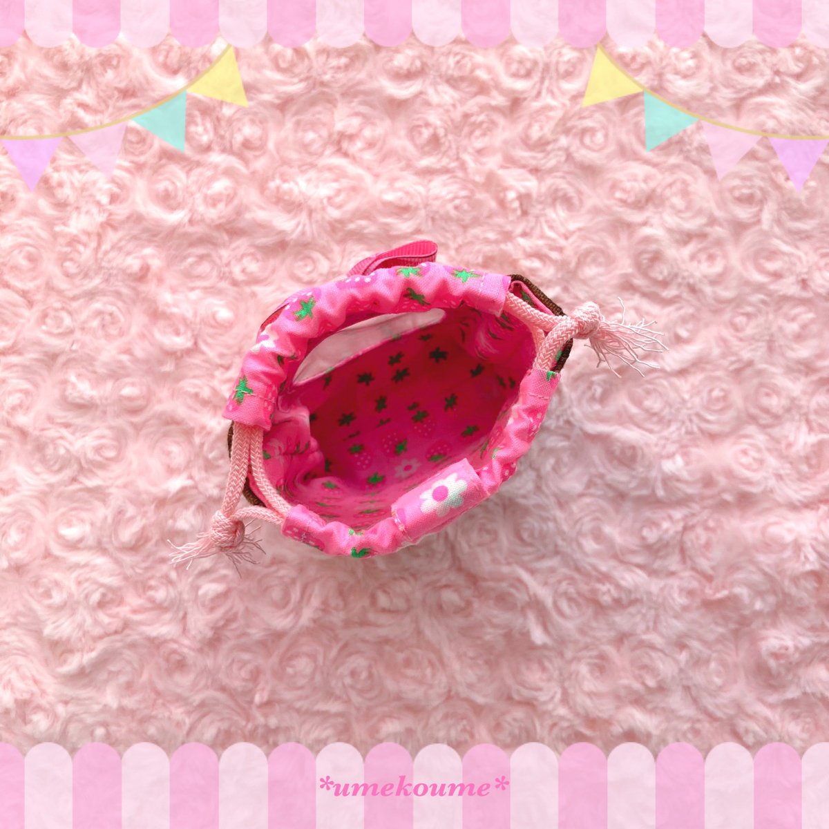 試作のぬいポーチ🎀
ちびぱんが窓からちょこんと覗く仕様になっています🐼💕念願のマイルーム感🤣笑✨
巾着ポーチですが、紐をしぼっても板チョコの長方形感がほんのり残る感じもこだわりポイントです🍫

チョコレートカラーとピンクスさんの苺生地のコントラストも可愛くてお気に入りです🥰