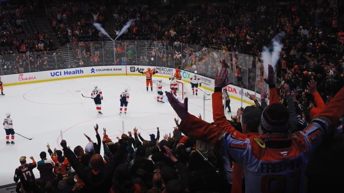 kara_gomez54916's tweet image. this one’s getting loud already in front of the net and it shows real fight. #IceHockey #Ducks #NHLPlayoffs #Hockey