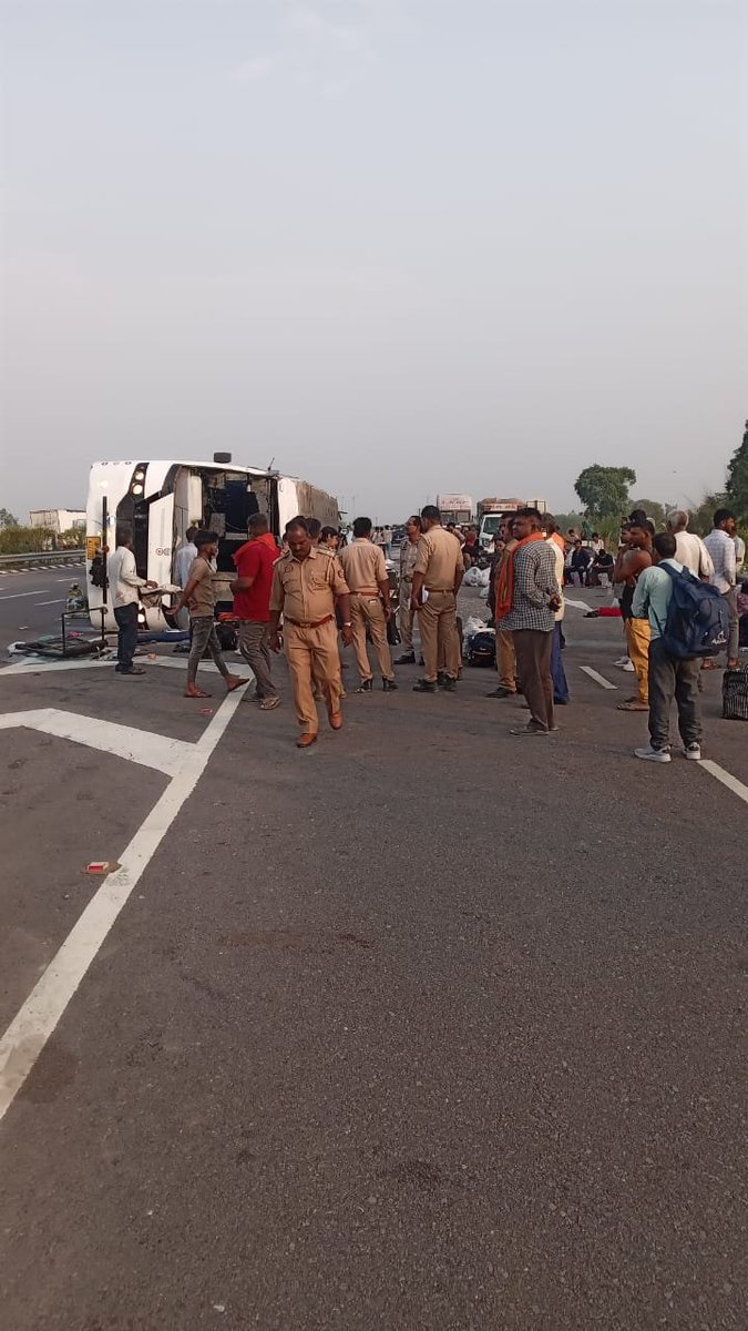 IacHead's tweet image. सुल्तानपुर पूर्वांचल एक्सप्रेस-वे पर प्राइवेट बस पलटी हादसे में 34 लोग घायल, 12 लोग गंभीर
➡गंभीर घायल जिला अस्पताल लाए गए
➡सूचना पर एसपी, डीएम मौके पर पहुंचे
➡लुधियाना से आजमगढ़ जा रही थी बस
➡बल्दीराय थाना क्षेत्र एक्सप्रेस-वे की घटना

#Sultanpur #RoadAccident #UttarPradesh