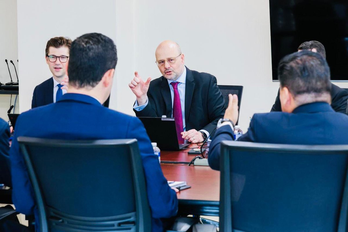 cnbshonduras's tweet image. En el marco de la IV y V revisión del programa con el Fondo Monetario Internacional, dio inicio la agenda de reuniones del Gabinete Económico, con la participación del Pleno de Comisionados de la Comisión Nacional de Bancos y Seguros.

#CNBS #Honduras #FMI #GabineteEconómico