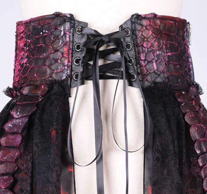 hnaoto_official's tweet image. 【Dragon Scale Devil Blood Rose Corset 】

悪魔のような血に染まった触手が伸びる鮮烈な血の薔薇のコルセット 。
特殊な素材ドラゴンレザーとゴシックなレース、鮮烈な血の薔薇シフォン素材を垂らしたデザイン。 

shop.hnaoto.com/search?q=Corse…

#gothic #gothicfashion #hNAOTO  
#ゴシック