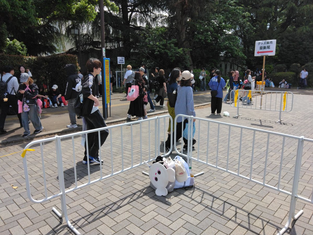 TWICE国立、グッズ販売入り口らへんで露店やってるんでぜひ！
なるだけ今回のミナが手に入ると嬉しいです！