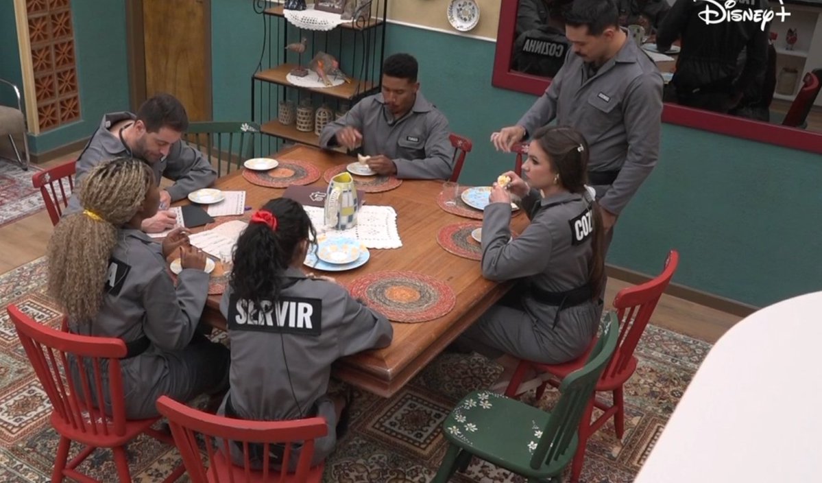 Estão comendo pão com ovo.. Que delicia! 😊#CasaDoPatrão