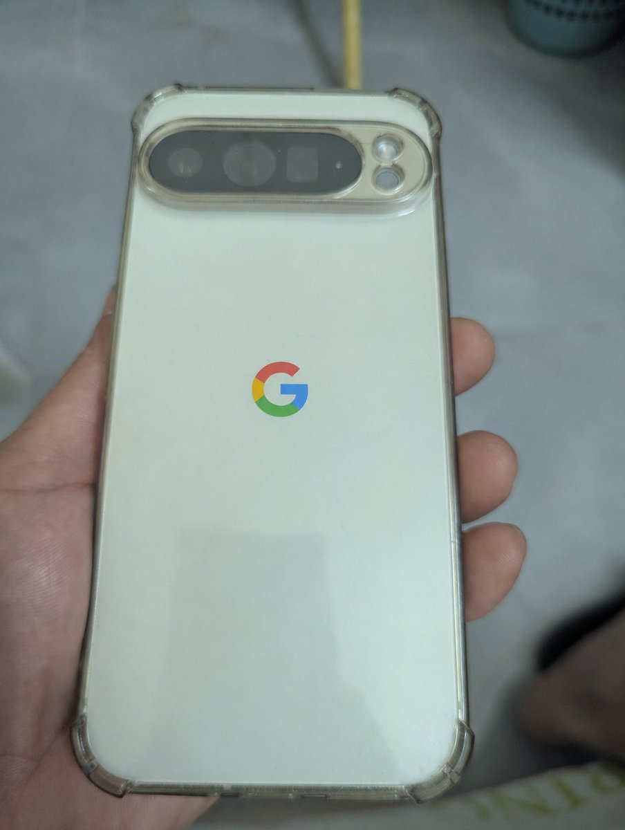HeWei4194's tweet photo. @madebygoogle I am a huge Google fan from China.“I added a classic color G logo skin to my Pixel, and it looks amazing. Google should consider making this an official design option!” https://t.co/lAfaXvFwPk