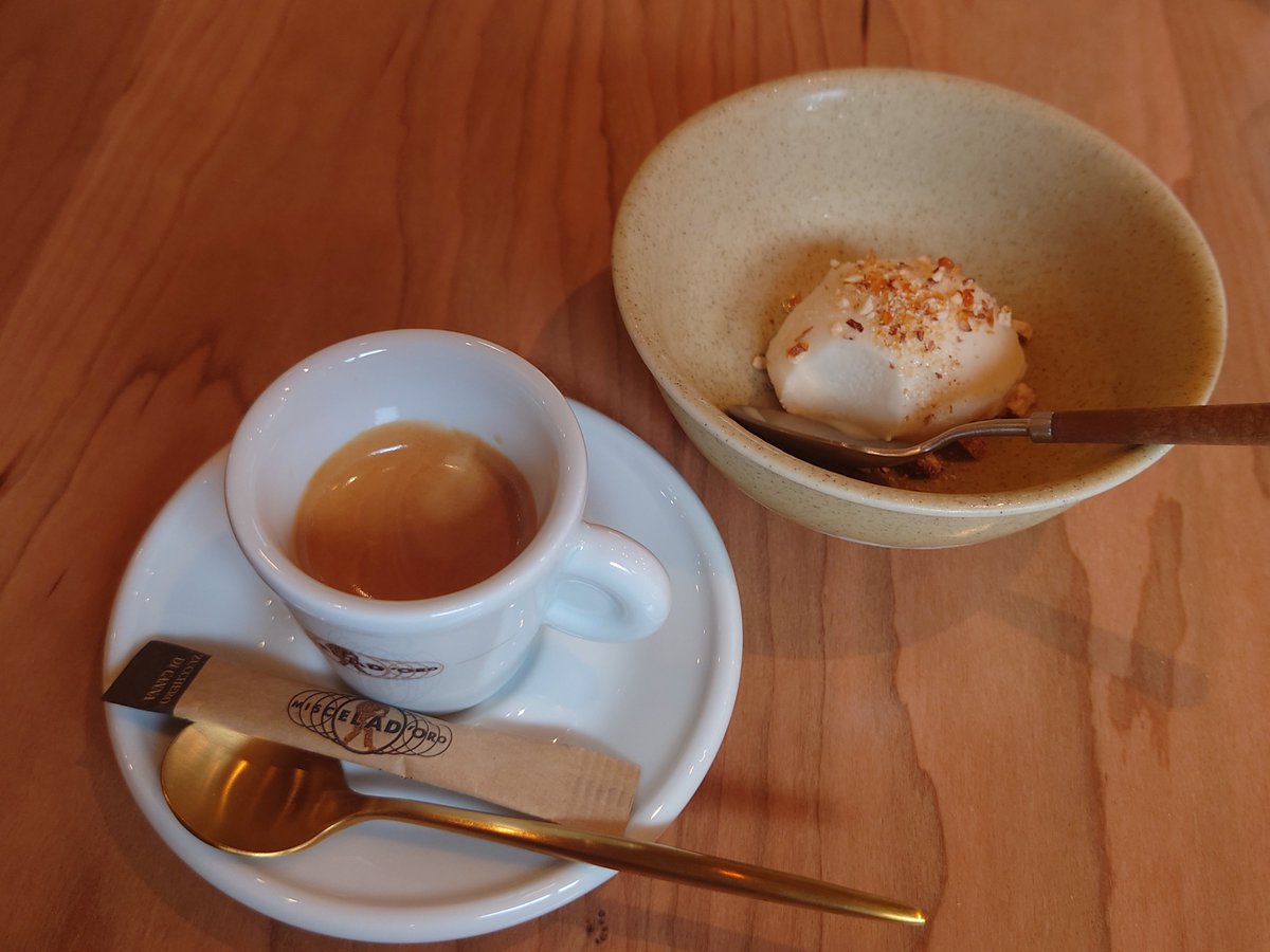 Magoroku_2563's tweet image. 自家製パンがこれまた美味く、スカルペッタしてソースも余さずいただきました。

エスプレッソはシチリアのミシェラドーロと事で、シチリアのマメは初めてです。
スッキリとした爽やかな酸味と程良いボディで大満足!!

#espresso #irie