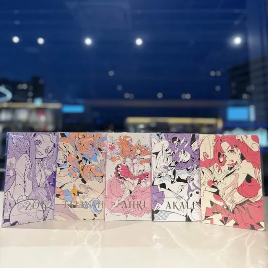 Challepa's tweet image. 📣お知らせ📣 
Riot Store Japan『League of Legends』のグッズ紹介！！

アーリやゾーイの再現度の高いフィギュア👍
もふもふのかわいいエルダードラゴンなどのぬいぐるみ💛
見たら欲しくなってしまうものばかり…😻

ぜひ店舗まで足を運んでチェックしてね🏃‍♂️🌬️
#LoL　#RiotStoreJapan