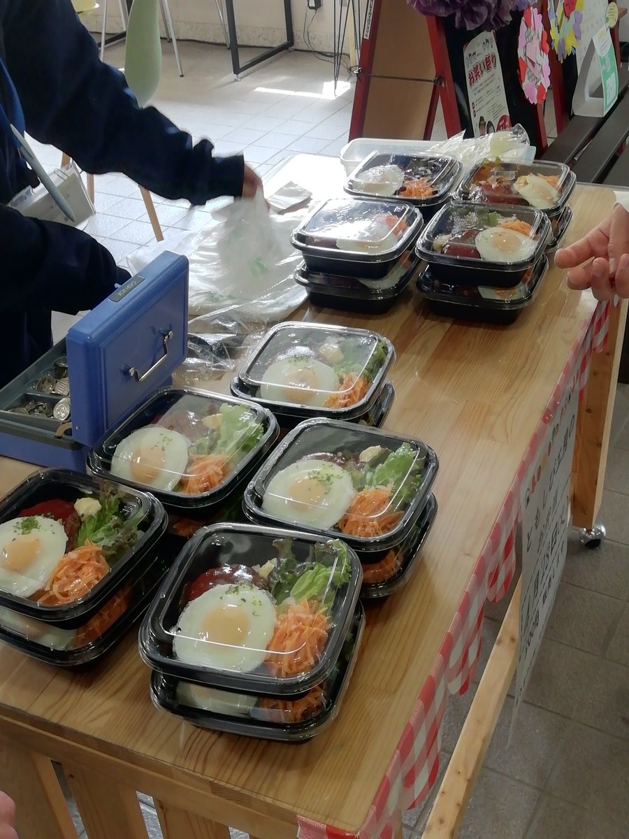 🌈4/28 『虹のマルシェ』   ともしび工房の出店です。

🍳🍖特製のロコモコ丼は、 ふっくらやわらかいハンバーグに 特製ソースがよく合うと大人気でした😋✨

次回 30日（木）は杉の子工房 が登場します！ 
ご来店お待ちしています。

＃虹のマルシェ
＃三条市