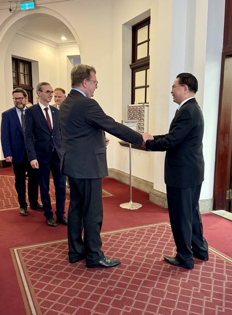josephwutw's tweet image. My thanks to the #Bundestag delegation, led by Carsten Müller, for the visit. #Taiwan &amp;amp; #Germany are strong partners sharing the same democratic values. We’ll continue to work closely to protect our shared interests in peace &amp;amp; stability across the #TaiwanStrait.

🇹🇼🤝🇩🇪