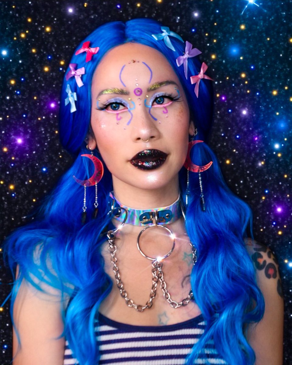 LilDoseOfRose1's tweet image. 🌌 MIDNIGHT AURORA 🌌
~
You know I gotta add a lil sparkle for any of my looks! Thank you @unicornsnot for sending me these 5 glittery products to try out! I wanna bathe in them! Be sure to check them out if you want to sparkle year-round 🥺💜
~
#galaxymakeup #unicornsnot #motd