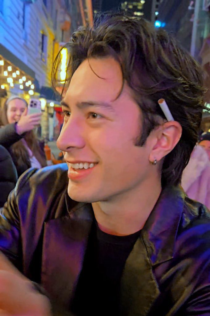huddromi's tweet photo. everyone saying hudson is even prettier in person makes me dizzy because he’s already so fucking beautiful in pics LIKE FUCK BRO https://t.co/Jr7pM1RUQ2