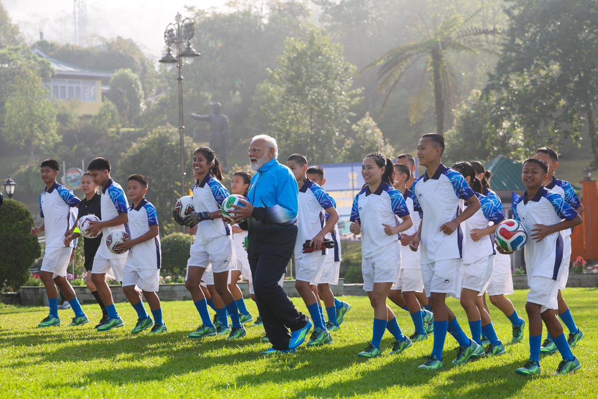 timesofindia's tweet image. PM #NarendraModi joins youngsters for friendly football game in #Gangtok during #Sikkim visit; shares pictures 

Read here 🔗toi.in/Sikkim12