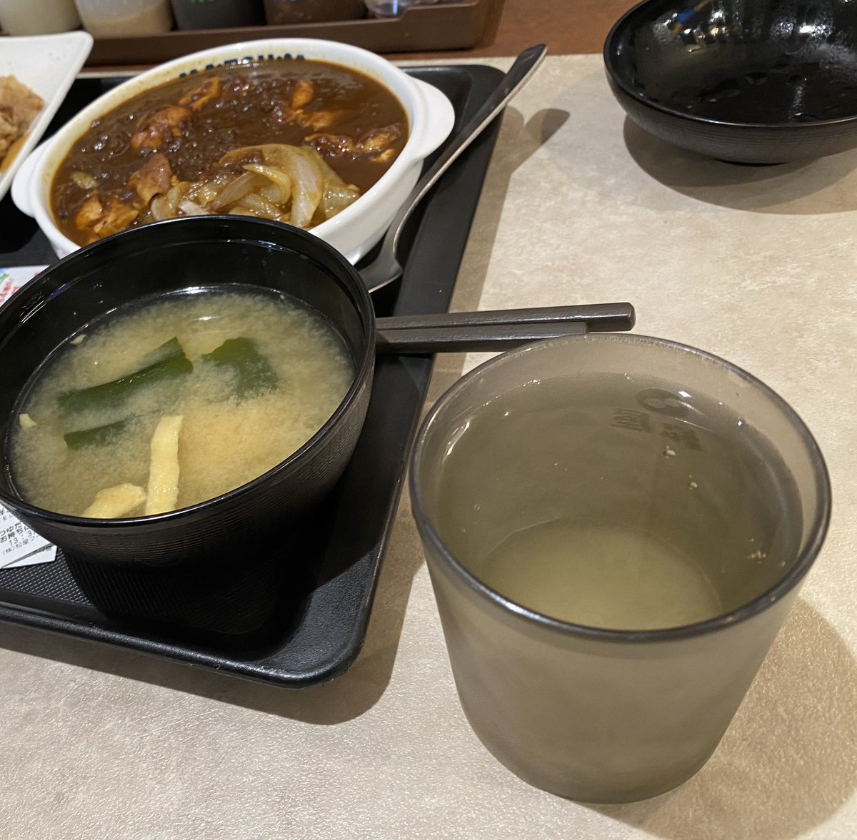松屋さんにはお茶って存在しないのかな。
ここ何年も家の最寄り店舗は濁り水。
最近の職場の最寄り店舗もほぼ同じ濃さ？濃さというか透明？濁り？

デフォルトがこの濃さなら、いっそのこと水とお湯だけの提供にすれば良い気がするのです。

#松屋