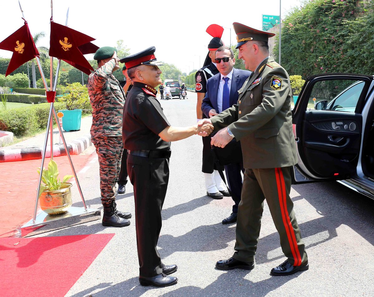 HQ_IDS_India's tweet image. General Anil Chauhan #CDS held discussions with Lt General Edvard Asryan, Chief of the General Staff of Armenia, during his official visit to India. The General officer was received by the #CDS and was accorded a Guard of Honour.

The engagement reflected the steady advancement