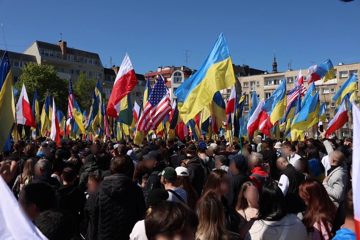cuprwarszawa's tweet image. 🇺🇦 Wrocław: 3 tys. ukraińskich "uchodźców" protestowało przeciwko Zełenskiemu. Media milczą. Hasła: „złodziej u władzy”, „euro dla zwycięstwa, nie dla korupcji”. 

#Protest #Zełenski