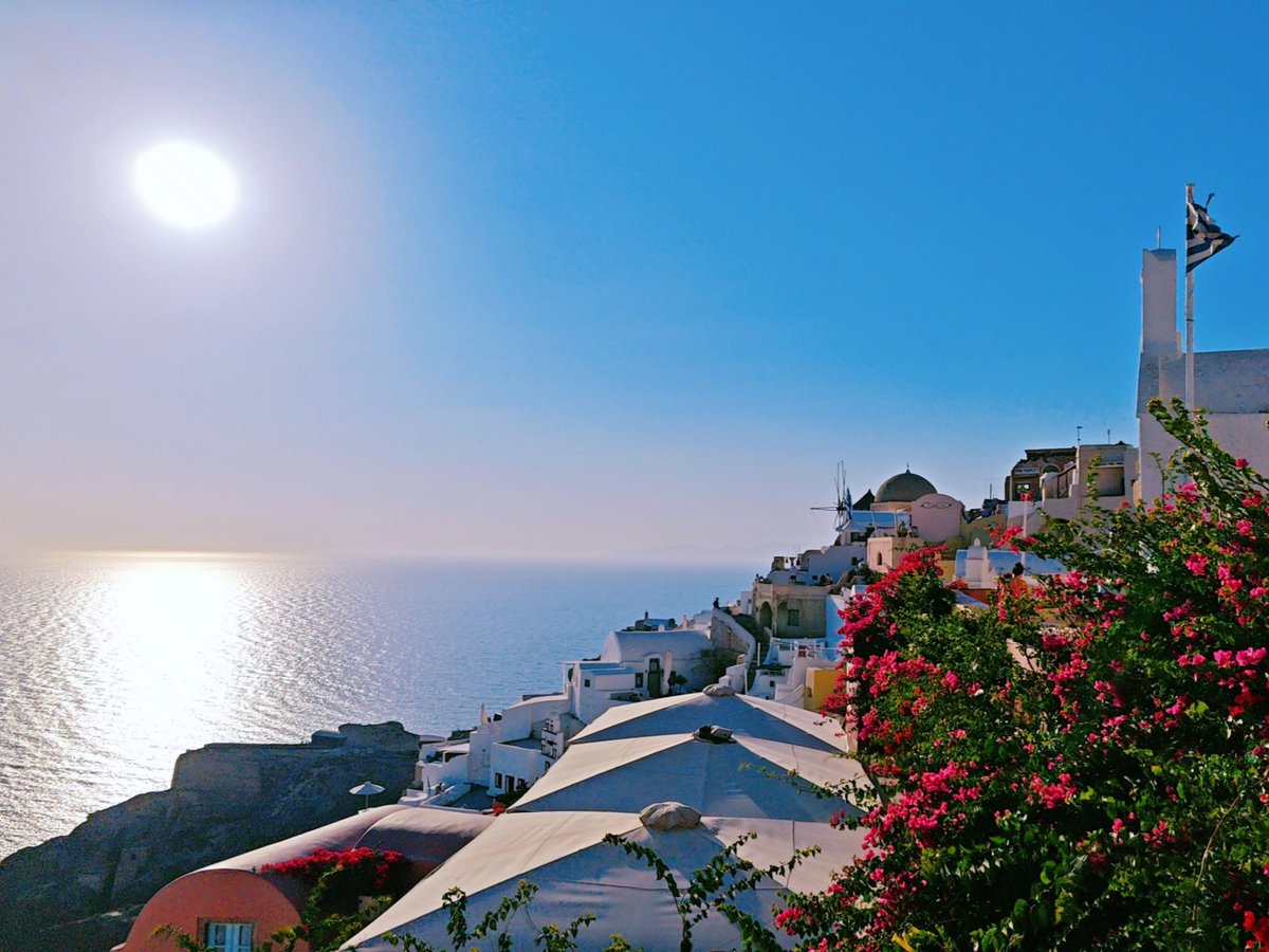 CharleneGasteau's tweet image. Chasing sunsets in Santorini  White-washed villages, blue domes, and the Aegean glowing gold—this is magic in every breath. #SantoriniVibes #Wanderlust