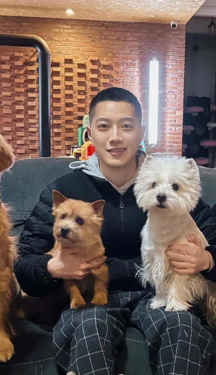 Sungwoon nyamperin kuanlin bulan Januari kan ya. Dan Kuanlin update podcast di Januari tu begini penampakan nya. Jadi ya beginilah wujud kuanlin pas ketemu sungwoon.

Kebayang sungwoon langsung bilang "kuanlinahh apakah kamu akan berangkat militer?😂😂"