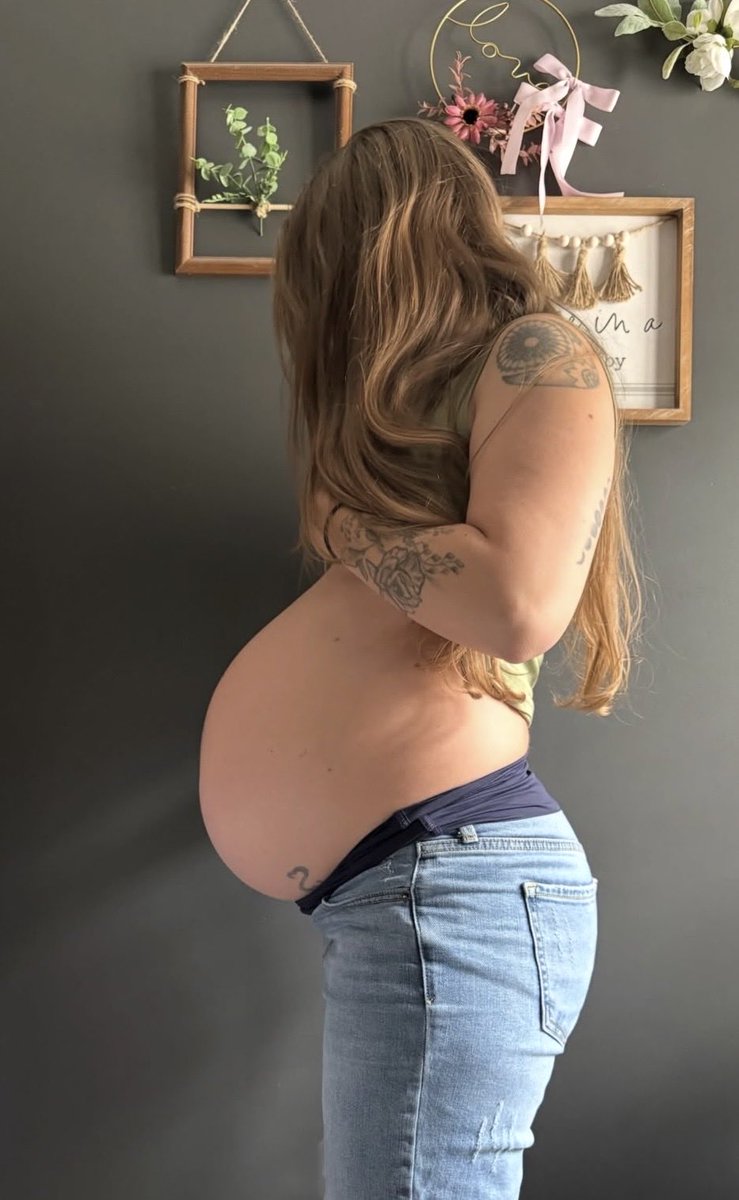 Pregolicious_'s tweet photo. Beautiful momma @katefromky is looking absolutely amazing &amp; #pregolicious with her beyond adorable bump at 35 weeks https://t.co/L7Bye3HMVY