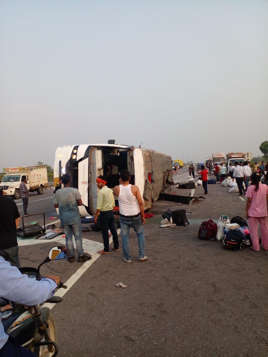 News24Bharattv's tweet image. #सुल्तानपुर

पूर्वांचल एक्सप्रेस-वे पर प्राइवेट बस पलटी

हादसे में 34 लोग घायल, 12 लोग गंभीर

गंभीर घायल जिला अस्पताल लाए गए

सूचना पर एसपी डीएम मौके पर पहुंचे

बल्दीराय थाना क्षेत्र एक्सप्रेस-वे की घटना

#Sultanpur
@sultanpurpolice 
@upeidaofficial