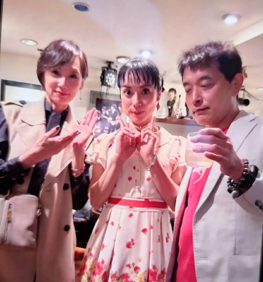 ishirock1968's tweet photo. 先日、渋谷の円山町にあるライブハウス
「LANTERN（ランタン）」で行われた
女優・棚橋幸代さんのライブを観戦！昭和のアイドルソング中心でとてもあたたかで素敵なライブでした！写真は5月10日（日）西川口メルハーランドでご一緒するHAKKAさんと^^♪ https://t.co/9R6wudB3JU