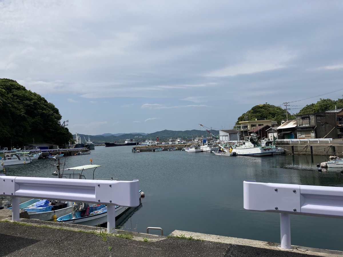 Harushion's tweet image. 火曜日は雲が多い晴れ☀️暑い位になったな

湾内の潮錆したガードレールは護岸工事で交換された

映る漁船には油類も抜かれ役目を終えた船も

鄙びた港町…春雲は綿の如く

花粉や低気圧に天気の変化は注意⚠️漁師町に侘び錆 
#iPhoneSE #イマソラ #イマウミ #伊勢志摩 #あのりふぐ #伊勢海老 #安乗漁港