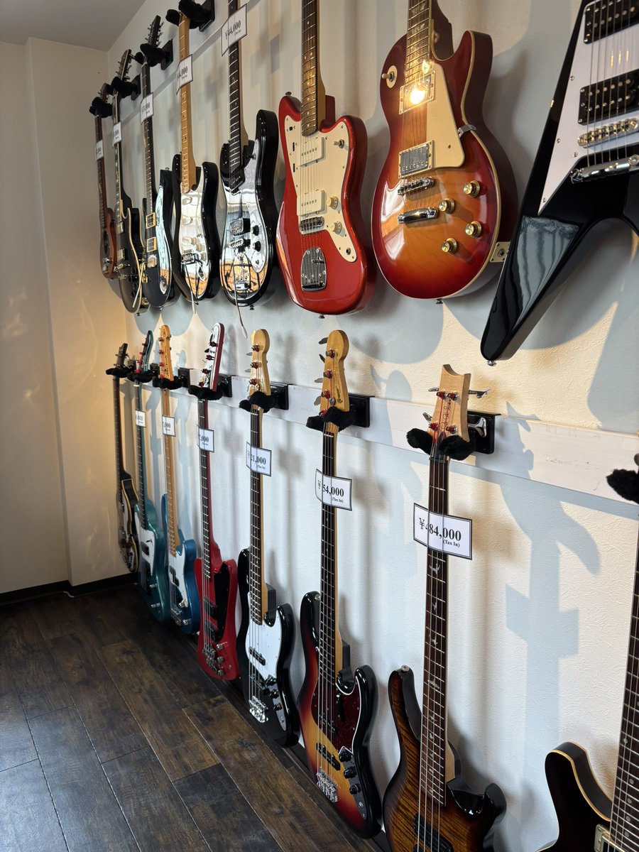 custom_en's tweet image. 昨日もお問合せ、お越しいただいた皆様、本当に有難うございます。
本日(28日)も通常営業となります。
皆様のご来店、心よりお待ちしております。

#gen #ギター #ベース #ドラム #リペア 

(商品や修理のお問合せに関しましてはDM、Telにて)