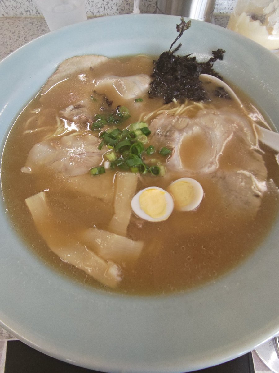 ktaro_o's tweet photo. 伊予市双海　ラーメンショップのチャーシュー中盛（醤油）

愛媛にはいくつかラーショありますが、いつも行ってるラーショとは味からして少し違う感じです。

うずらと海苔にも特徴あり。

次はとんこつ味を試したい😁 https://t.co/CAvqskWsTs