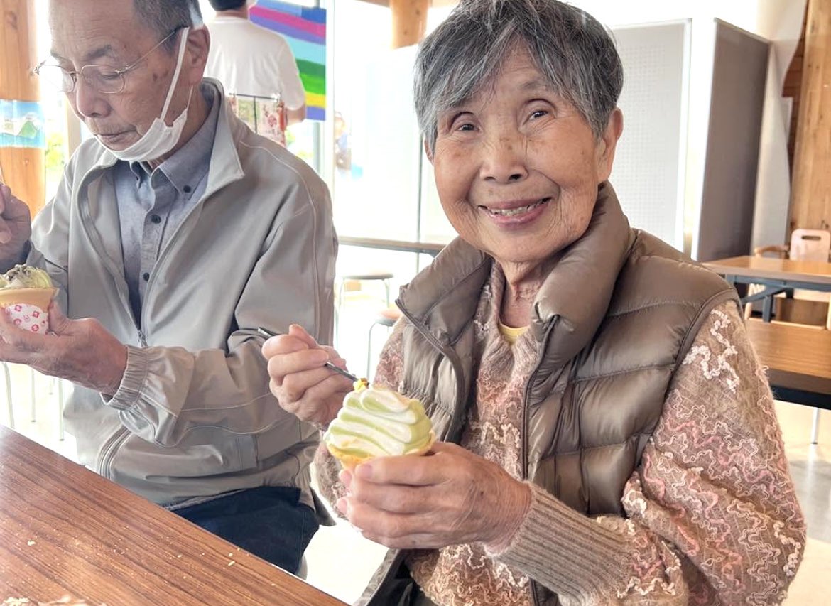 道の駅までドライブ&amp;散歩へ！
気温も高く、お出かけ日和の中、きんたろうソフトをいただきました。

外の空気に触れ、景色を楽しみ、歩くことや季節を感じることも大切な #リハビリ のひとつ。
美味しさと楽しさが詰まった、素敵なお出かけになりました！
#サウスマーク　

southmark.jp