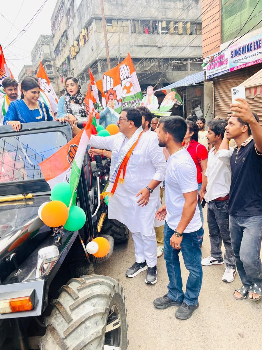 NasirHussainINC's tweet image. 27 April 2026 | 📍Kasba, West Bengal

At the Kasba Assembly Constituency yesterday for the election campaign roadshow in support of INC candidate Shri Zeshan Ahmad, alongside Shri @kanhaiyakumar, AICC In-charge (NSUI).

#Kasba #WestBengal #ElectionCampaign #Roadshow #Congress