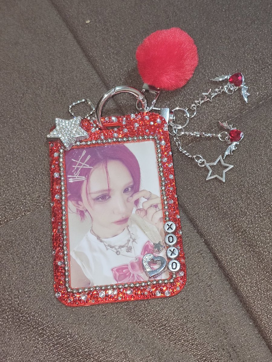 Ducklinghue's tweet photo. Eu meio que divei personalizando meu holder p usar no show 🗣 https://t.co/y6C6AbibnA