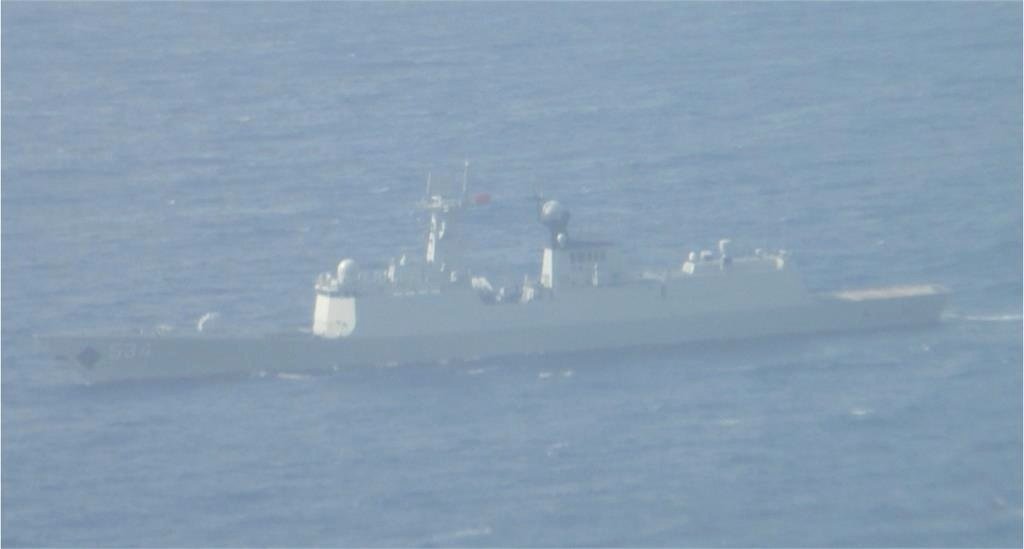nuwangzi's tweet image. Taiwan released footage last night (April 27th), saying that earlier that day a #PLAN formation - consisting of a Type 052C destroyer and a Type 054A  frigate - entered waters southwest of #Penghu and conducted military activities.