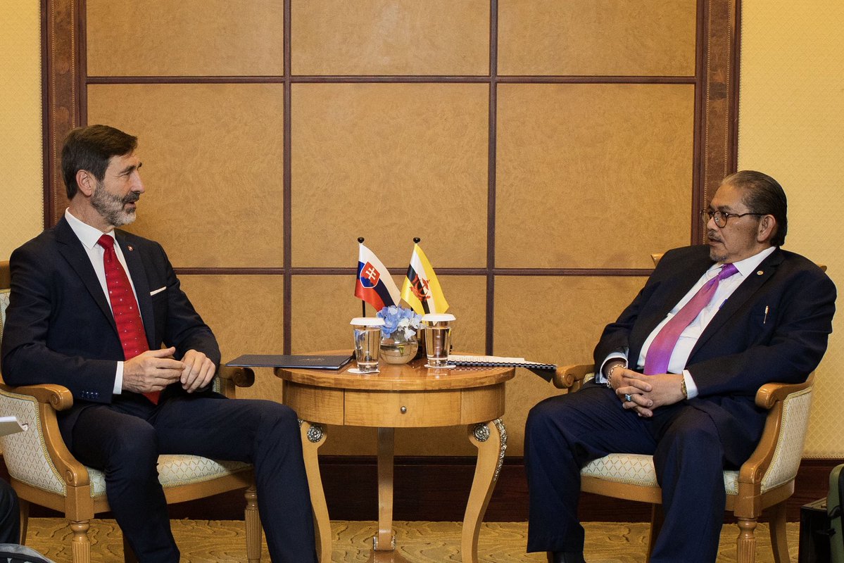 SlovakiaMFA's tweet image. 🇧🇳🤝🏻🇸🇰 Minister J. Blanár held talks with the Minister of Foreign Affairs of #Brunei, Erywan Yusof, on strengthening economic cooperation. #Slovakia is ready to provide expertise in technological innovation, digitalization, and AI. Both partners emphasized the importance of