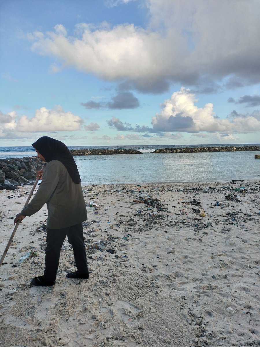 veshisaafu's tweet image. Each day, after swimming, we finish with a beach clean‑up. We hope others will join in, helping us keep the shore clean and free of plastic.  #Veshisaafu #adducity #KeepItClean #noplastics
