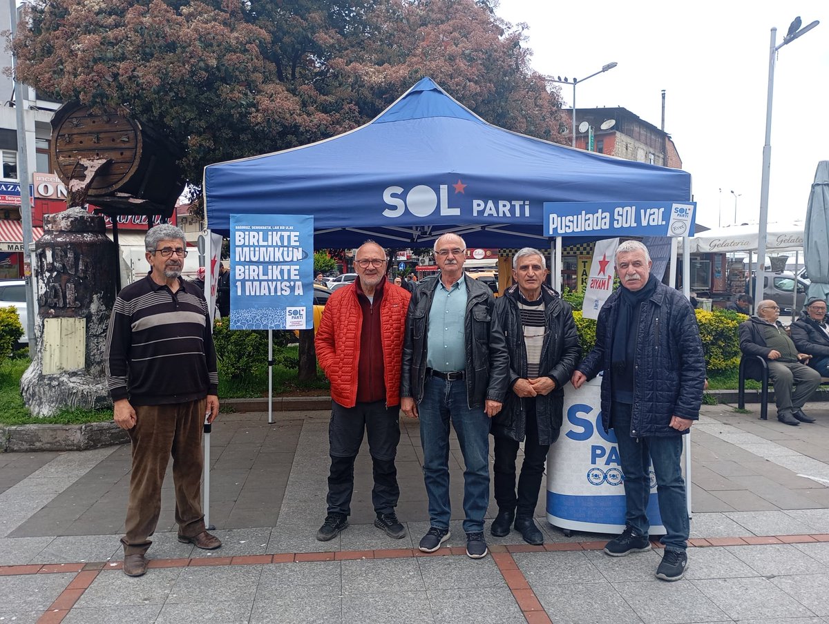 RizeSOL's tweet photo. 🔴Bağımsız, demokratik, laik bir ülke birlikte mümkün!
⭐Pazar Meydanında standımızı kurarak 1 Mayıs çağrımızı gerçekleştirdik. https://t.co/WLFBQf7nWq