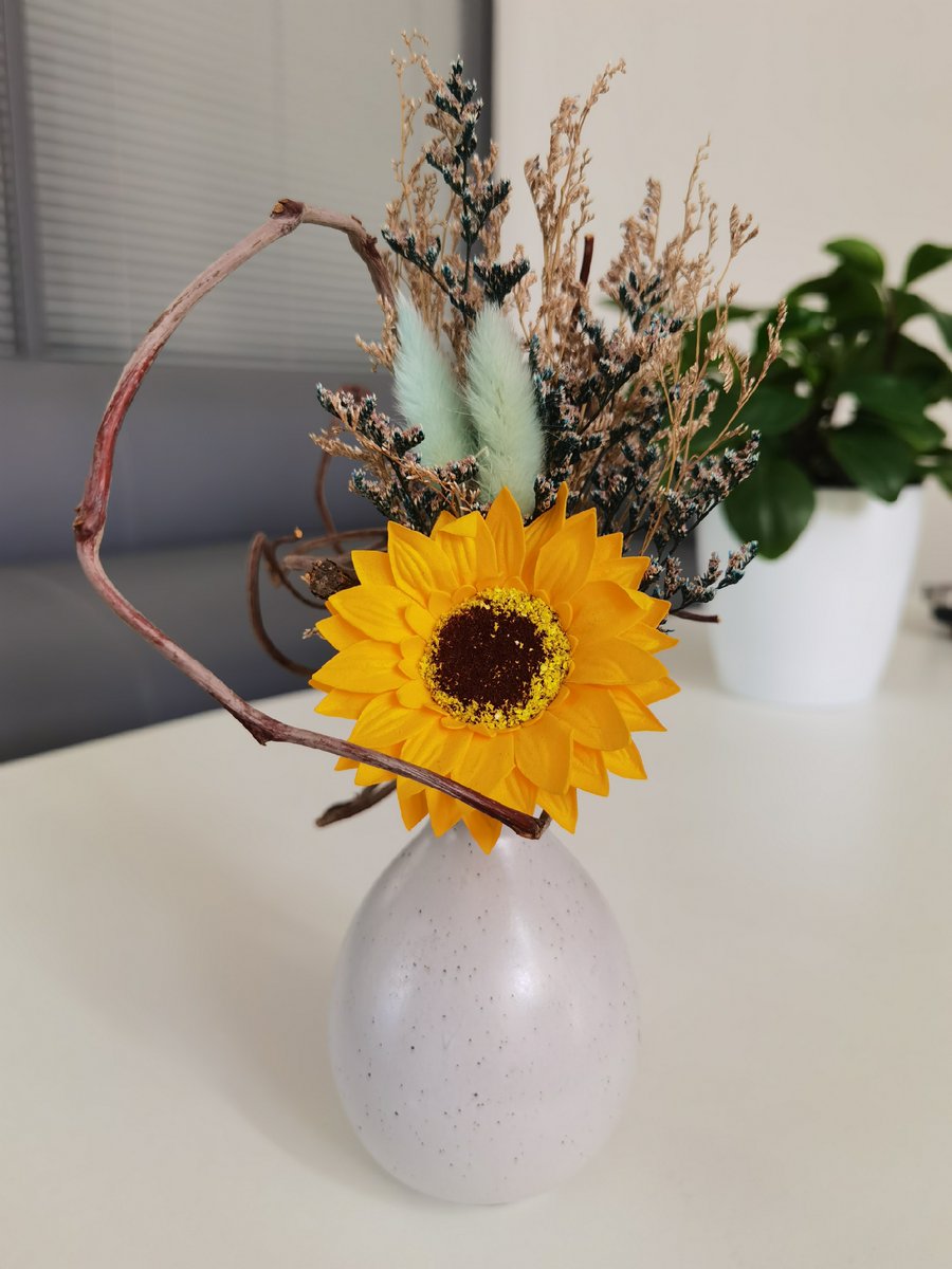 BornHitta's tweet photo. DIY Sun Jar! Grab a glass jar, glue on pressed flowers, add fairy lights—turn a plain jar into a cozy nightlight.  #DIYCrafts #Upcycle #HandmadeJoy https://t.co/rYQk6uTCUm