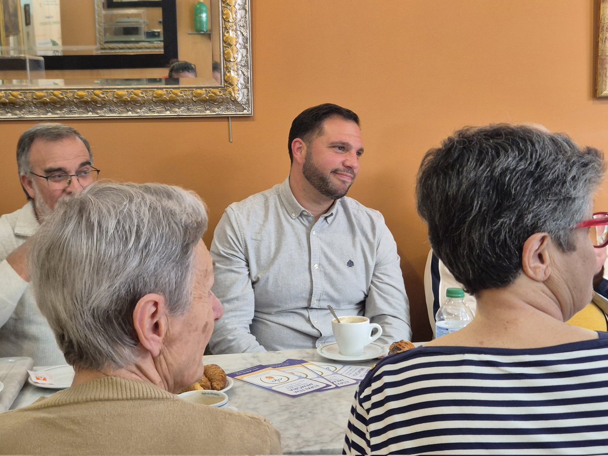 AFABAIXLLOB's tweet photo. ESPLUGUES👋
Xerrada molt enrequidora del nostre neuropsicòleg Daniel Mendoza a la Cafeteca d’Esplugues. 
#AfaBaix
#AlzheimerFafac
#DelegacióEsplugues
#MesDeLaSalut https://t.co/rk4QWsJ2zY