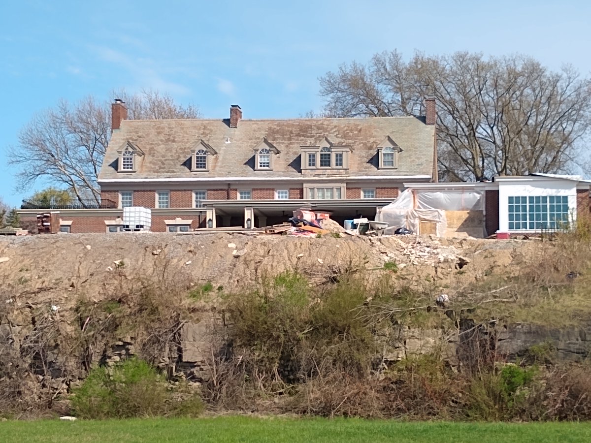 FototakerTony's tweet image. Home renovating's nice, BUT some #builder apparently has littered @NiagaraCounty for some time. It's been this scene for months. NOBoDY seems to care but me. Wanna bet WHeRe that crap goes from there? @newyorkstate @LewistonNewYork #aNiceView #ANYONEcare #WNY @NiagaraCty