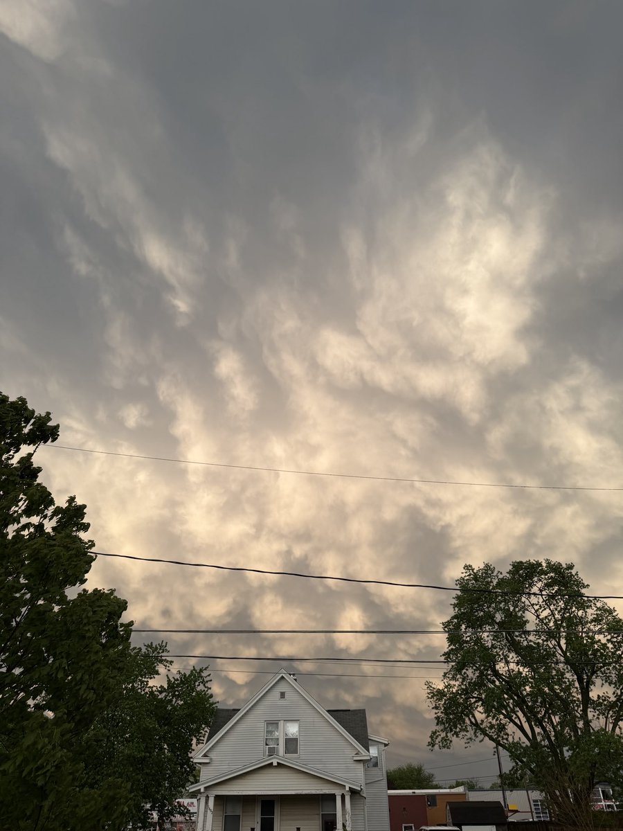TrippieRedhead_'s tweet photo. @MaxVelocityWX Clouds from Bloomington, IL! https://t.co/qQw0yJzF0g