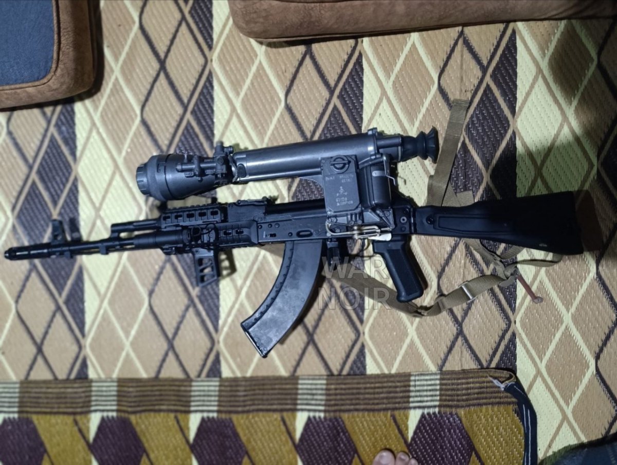 war_noir's tweet image. #Syria 🇸🇾: A Syrian Army (former #HTS) fighter recently posted a new photo of his modified weapon.

Fighter using a customizef AK-103 assault rifle fitted with Soviet-made 1PN58 NSPUM night scope.