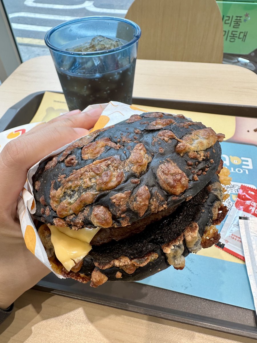 wendyday90's tweet photo. 번트비프버거는
재료들이 따로 튀지 않고 잘 맞아 좋았어요

특히 캐러멜라이즈드 어니언이
진한 맛을 부드럽게 만들어주니 거부감 1도 없었네요

#롯데리아 #lotteria #삐딱한천재 #번트비프버거 #삐딱한천재버거 #이찬양셰프 https://t.co/J699p4Oo0W